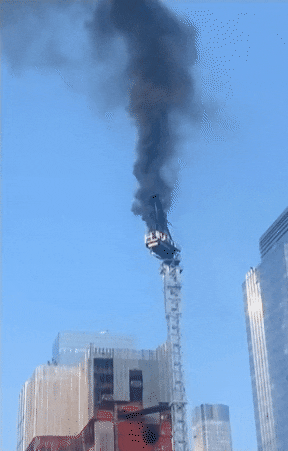 纽约高楼起重机起火，断臂撞向大楼再砸落地上，路人魂都吓没了（组图） - 2