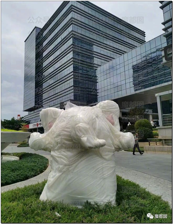 超强台风杜苏芮来袭，中国各地如临大敌，高层玻璃贴封条雕塑五花大绑，杭州一地：非必要不出门（组图） - 49