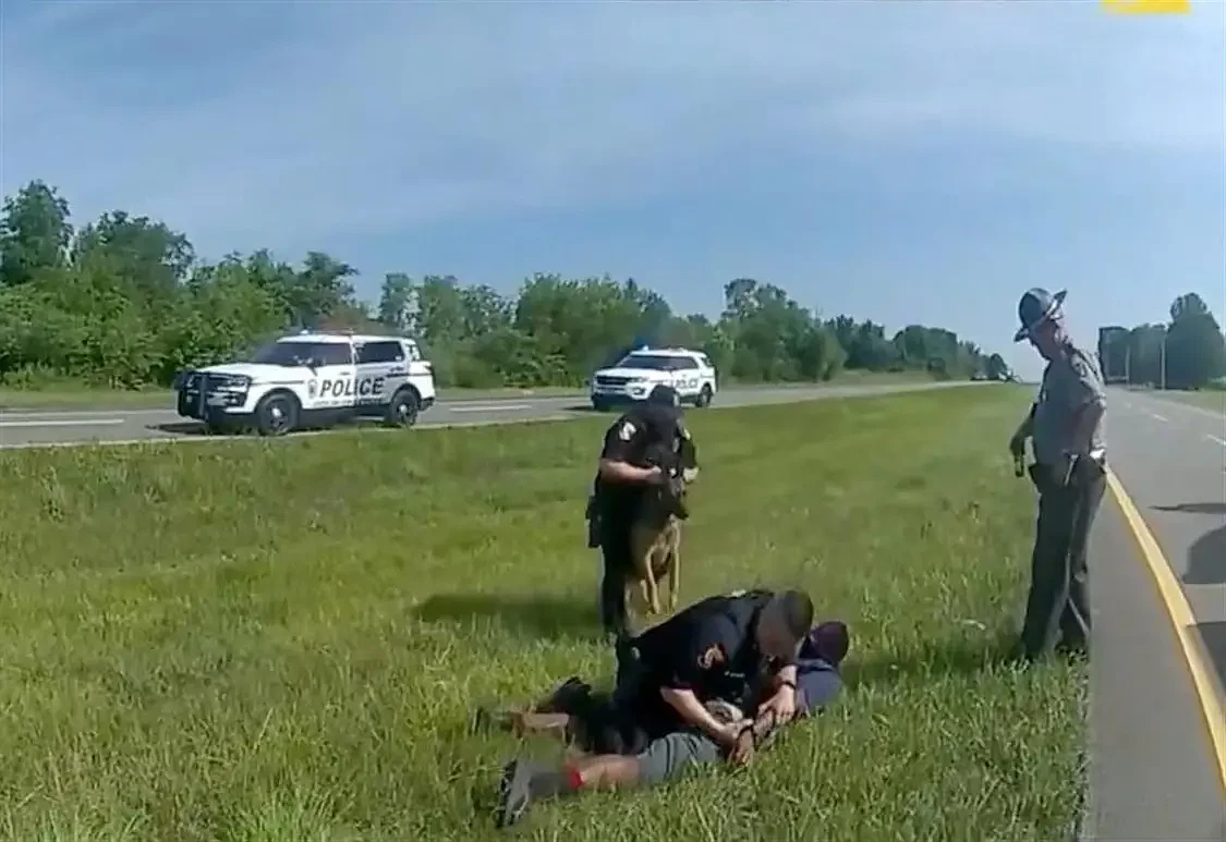美国黑人男子高举双手投降，仍被警察放狗撕咬半分钟（视频/组图） - 1