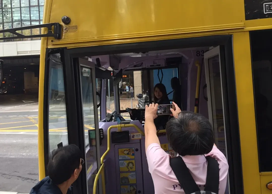 一张照片惊艳全港！香港女司机因为太美爆火（组图） - 7