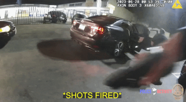 惊险！洛杉矶一男子欲血洗商店，刚开两枪就被击毙，才发现警察在旁边查车，来不及逃跑（组图） - 5