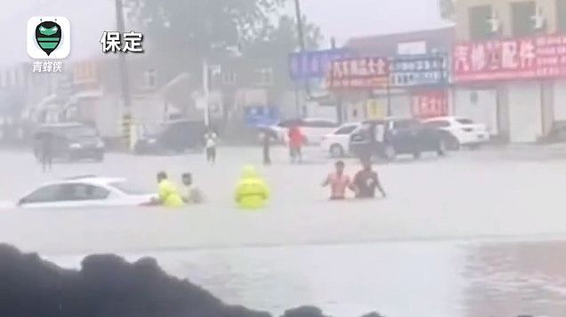 台风杜苏芮，河北遭暴雨袭击，一桥梁坍塌致2货车落水，司机失联（组图） - 3