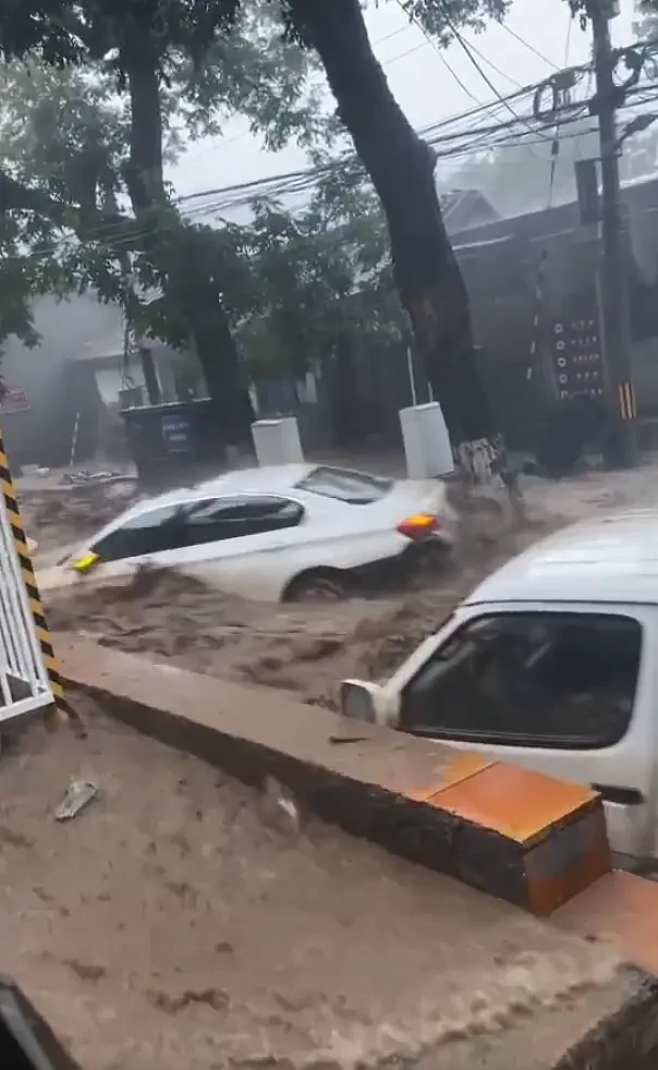 北京门头沟洪水已退：抛锚车辆横七竖八，道路泥泞不堪（组图） - 15