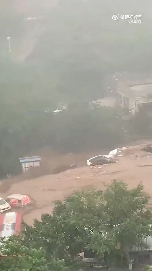 北京暴雨酿两死，河水暴涨冲走汽车房屋，列车滞留乘客被困30小时（组图） - 3