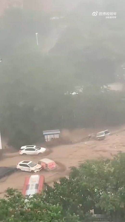 北京暴雨酿两死，河水暴涨冲走汽车房屋，列车滞留乘客被困30小时（组图） - 2