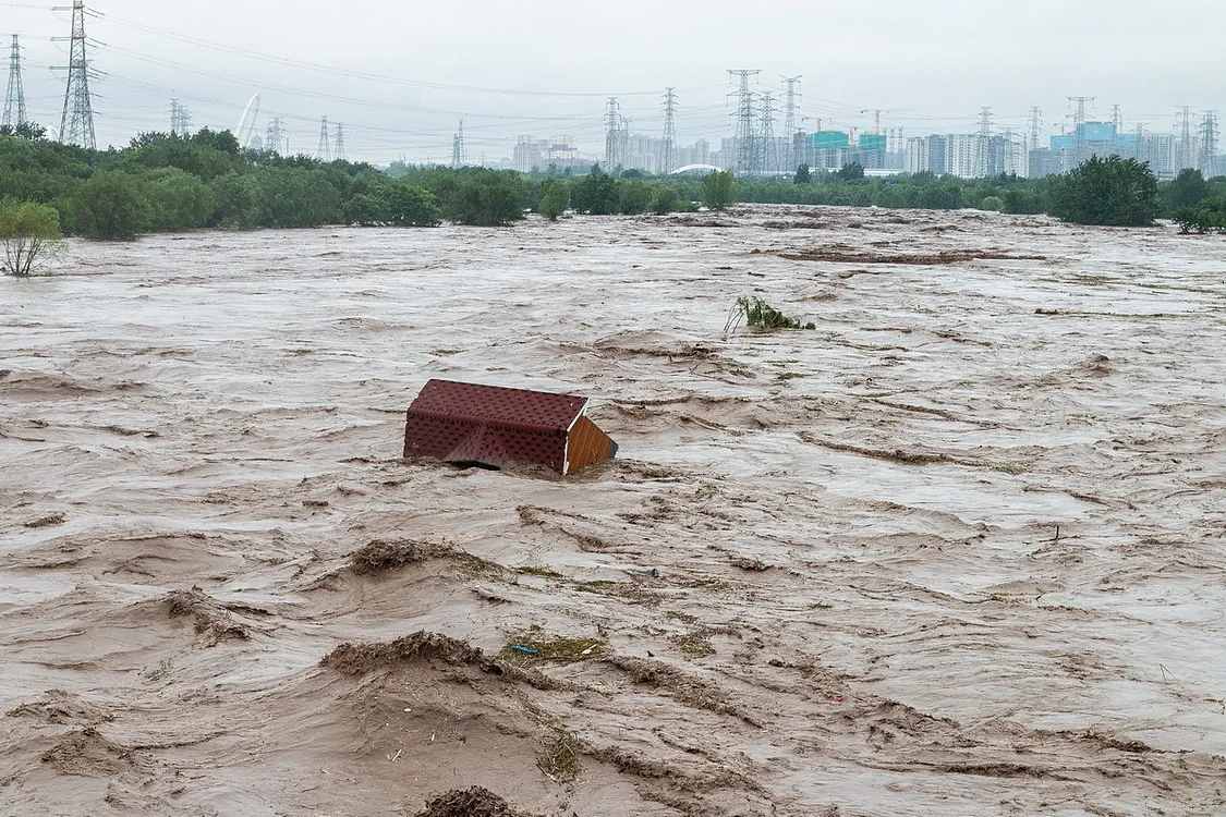 北京门头沟洪水已退：抛锚车辆横七竖八，道路泥泞不堪（组图） - 10