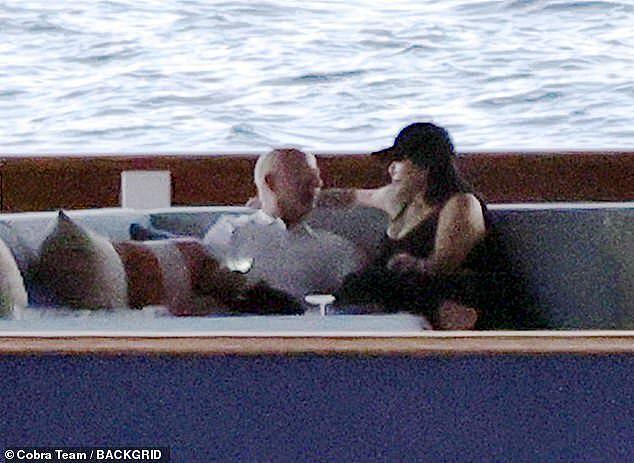 贝索斯和未婚妻游艇上甜腻，53岁桑切斯很得意，却仍然难被喜欢（组图） - 2