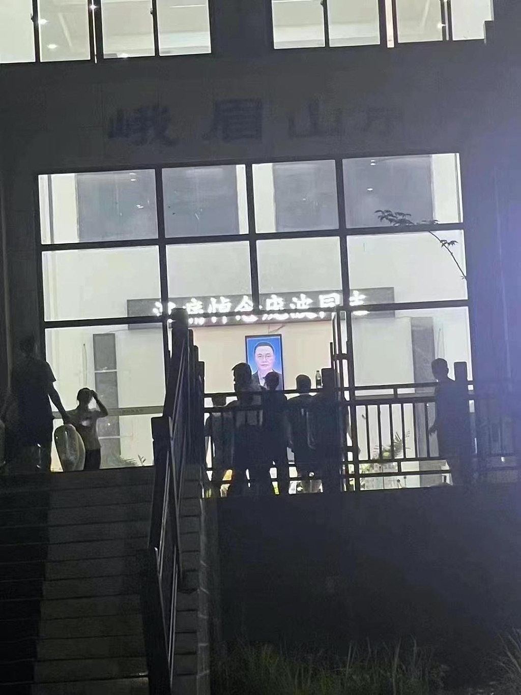 网传湖南常德副市长庞波跳江自杀，警方证实已去世：在江里发现（组图） - 3