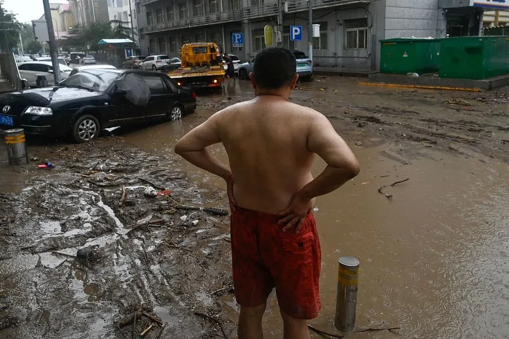 北京门头沟洪水已退：抛锚车辆横七竖八，道路泥泞不堪（组图） - 2