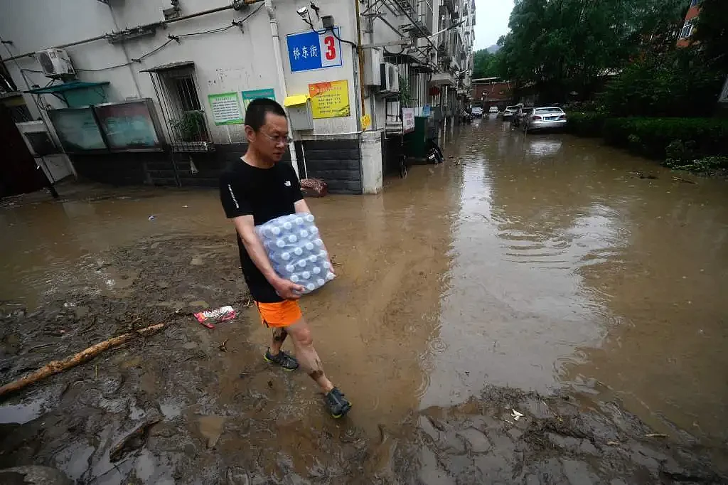 北京门头沟洪水已退：抛锚车辆横七竖八，道路泥泞不堪（组图） - 7