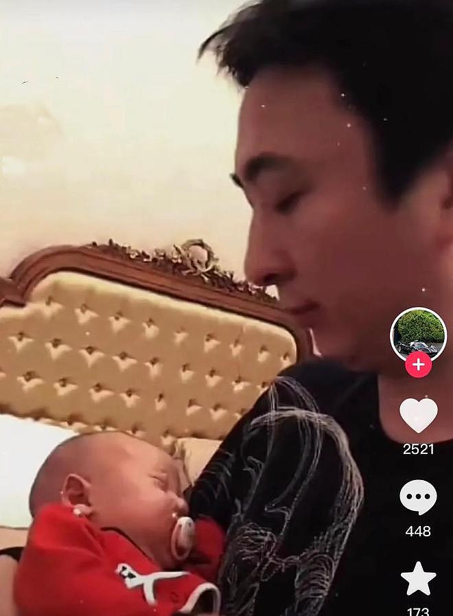 35岁王思聪当爹了？手抱小婴儿画面曝光，发文者称他是好爸爸（组图） - 3