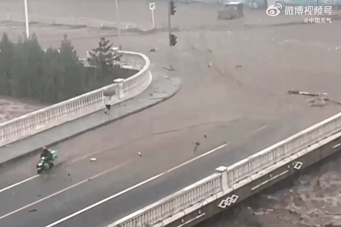 北京门头沟洪水已退：抛锚车辆横七竖八，道路泥泞不堪（组图） - 14