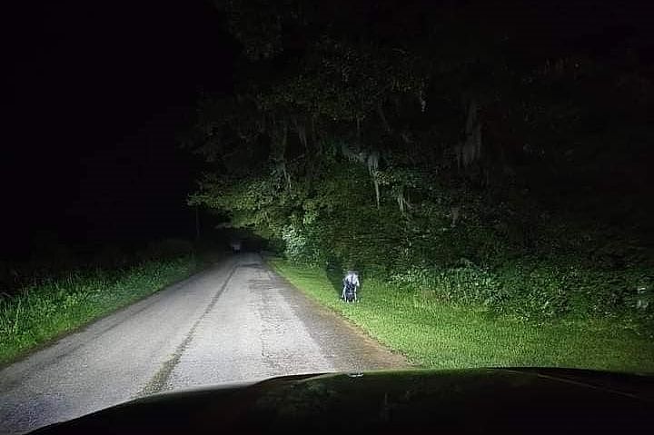 深夜惊见路边有婴儿车，她呼吁“千万别下车”，网友秒懂（组图） - 1