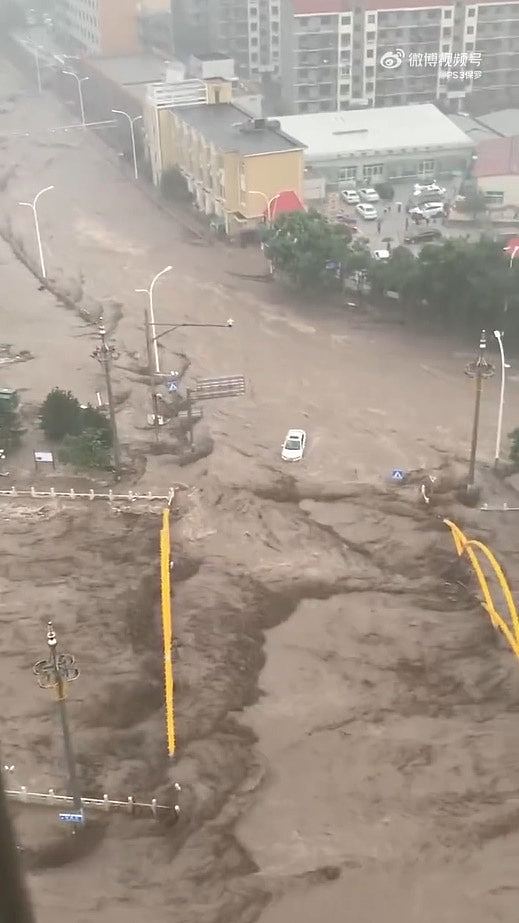 北京暴雨酿两死，河水暴涨冲走汽车房屋，列车滞留乘客被困30小时（组图） - 4