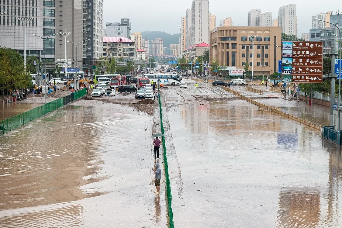 北京门头沟洪水已退：抛锚车辆横七竖八，道路泥泞不堪（组图） - 11