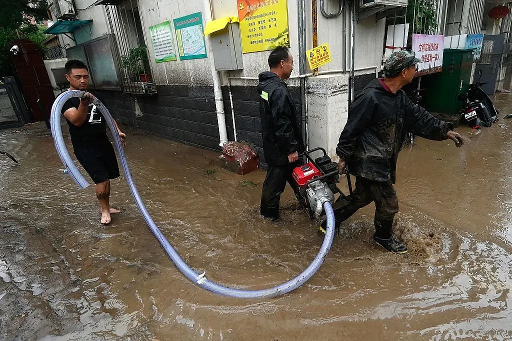 北京门头沟洪水已退：抛锚车辆横七竖八，道路泥泞不堪（组图） - 9