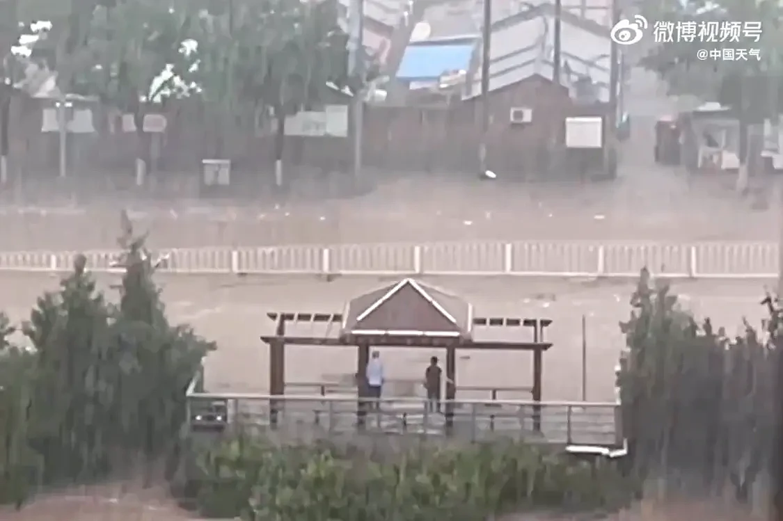 北京门头沟洪水已退：抛锚车辆横七竖八，道路泥泞不堪（组图） - 13
