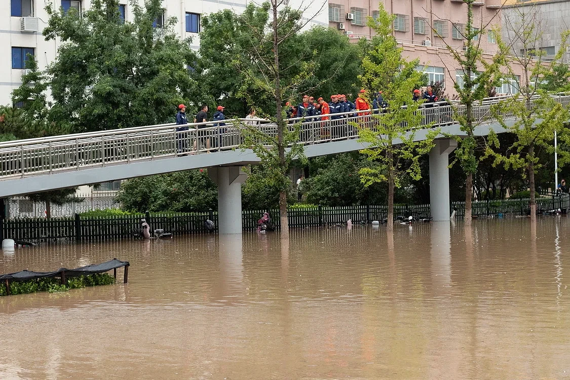 北京门头沟洪水已退：抛锚车辆横七竖八，道路泥泞不堪（组图） - 12