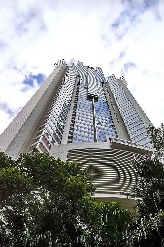 爬过全球高楼！法国极限运动家非法闯入香港豪宅，从68层摔下，死前拍窗求救（视频/组图） - 2