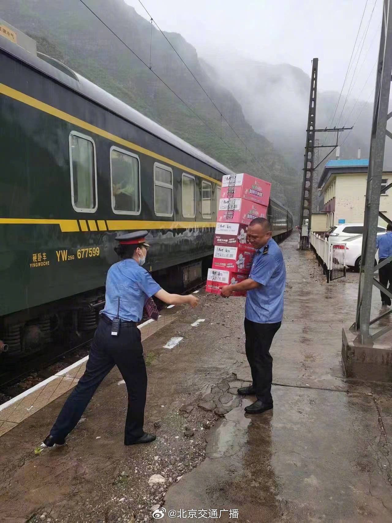 北京暴雨酿两死，河水暴涨冲走汽车房屋，列车滞留乘客被困30小时（组图） - 7