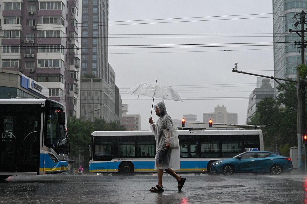 纽时：北京遭暴雨和洪水袭击，至少两人死亡（图） - 1
