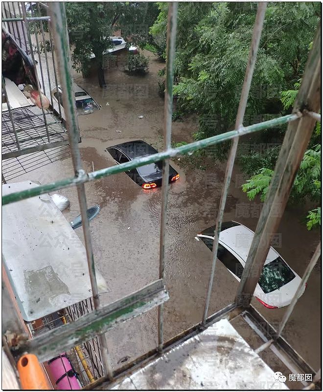 北京暴雨，大批汽車遭沖走，房屋漂河道，已造成2人死亡（视频/组图） - 35