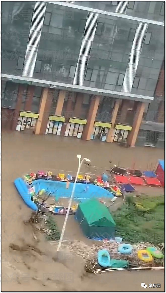 北京暴雨，大批汽車遭沖走，房屋漂河道，已造成2人死亡（视频/组图） - 40