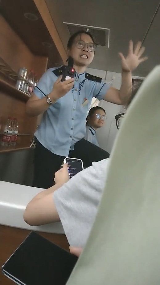 北京暴雨列车受困30小时，乘务员哭著安抚旅客：我也是别人的孩子（组图） - 2