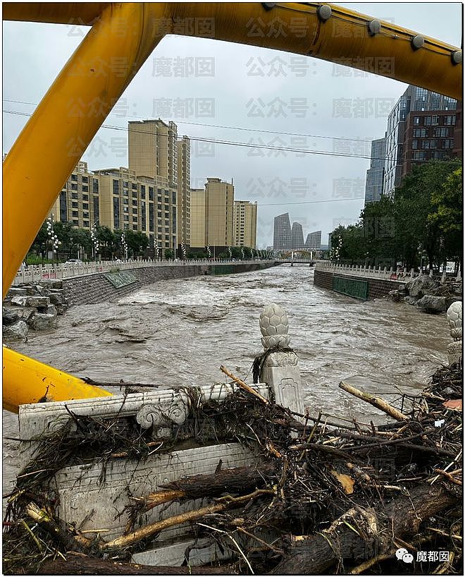 北京暴雨，大批汽車遭沖走，房屋漂河道，已造成2人死亡（视频/组图） - 42