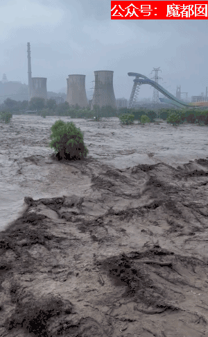 北京暴雨，大批汽車遭沖走，房屋漂河道，已造成2人死亡（视频/组图） - 57
