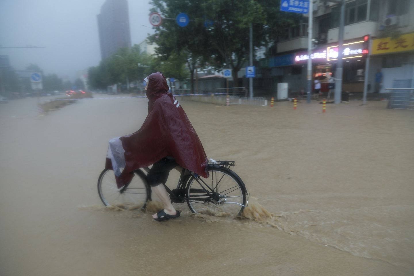 北京大暴雨致11人死亡，12万人紧急转移！知名顶奢酒店被冲毁，住客发帖求救（组图） - 1