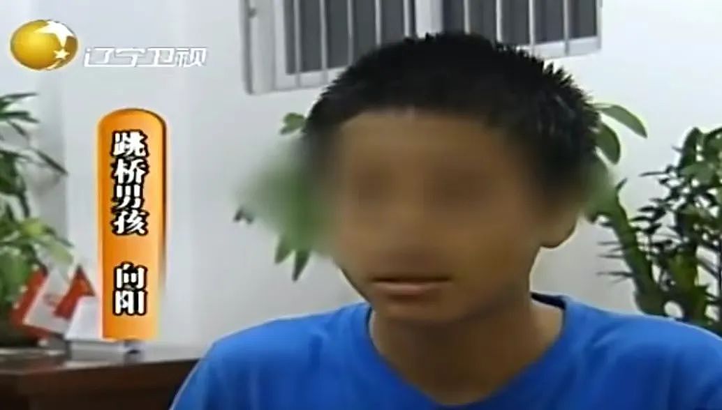 深圳16岁男孩跳桥自杀，路人女孩热吻拯救：没人要你，我要你（组图） - 10
