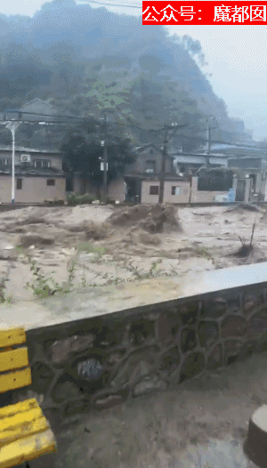 北京暴雨，大批汽車遭沖走，房屋漂河道，已造成2人死亡（视频/组图） - 48
