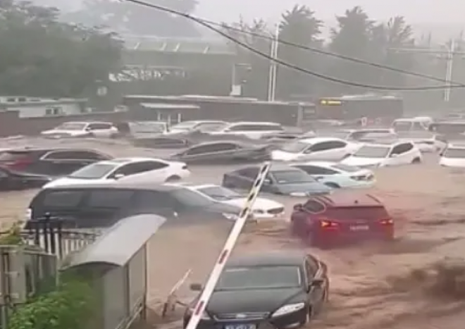 满街汽车游车河，北京门头沟区暴雨已2死（视频/图） - 1