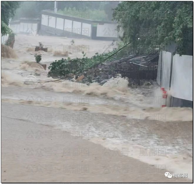 北京暴雨，大批汽車遭沖走，房屋漂河道，已造成2人死亡（视频/组图） - 37