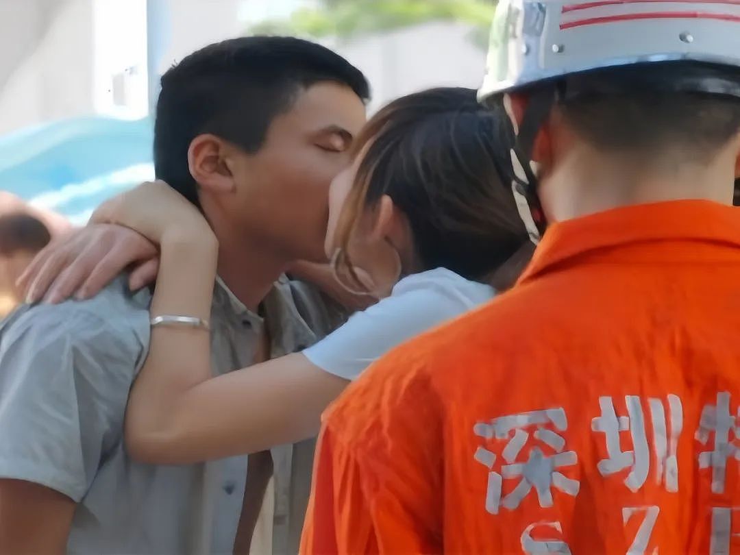 深圳16岁男孩跳桥自杀，路人女孩热吻拯救：没人要你，我要你（组图） - 1