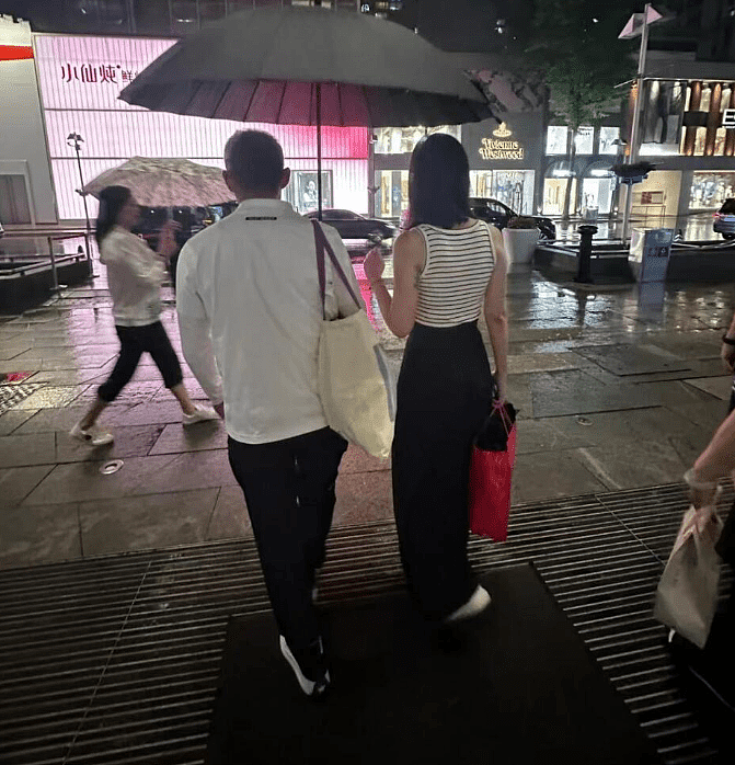 王石带妻女购物全程无交流，雨中撑伞只顾自己，田朴珺几乎被浇透（组图） - 4