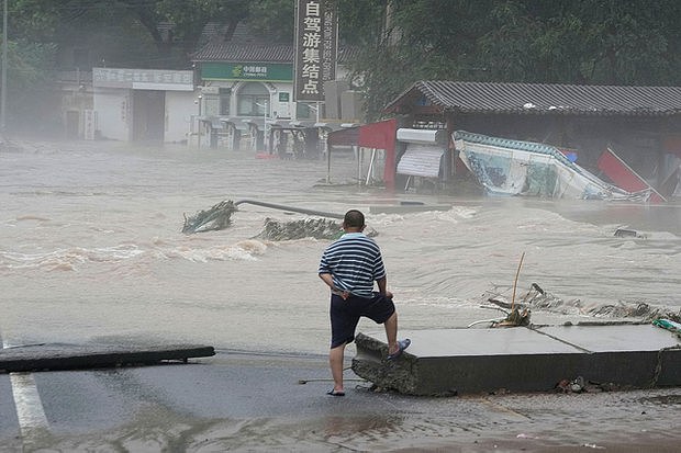北京及周边暴雨成灾致重大伤亡，群众依赖自救（图 - 1