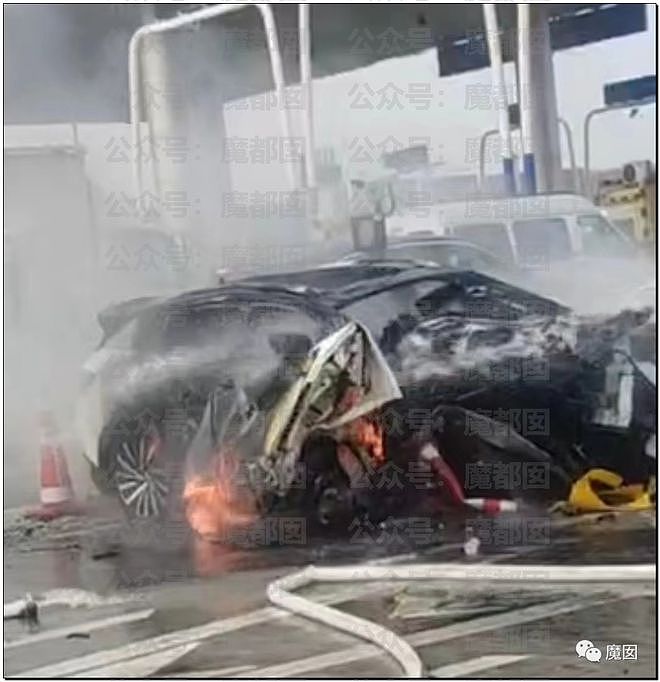 疯传！驾驶员当场死亡，网红热门新能源车撞柱粉碎+爆燃起火（组图） - 52
