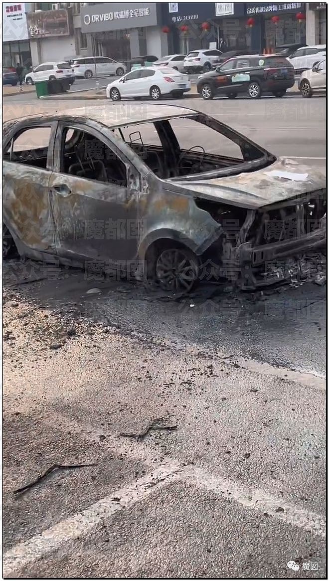 疯传！驾驶员当场死亡，网红热门新能源车撞柱粉碎+爆燃起火（组图） - 97