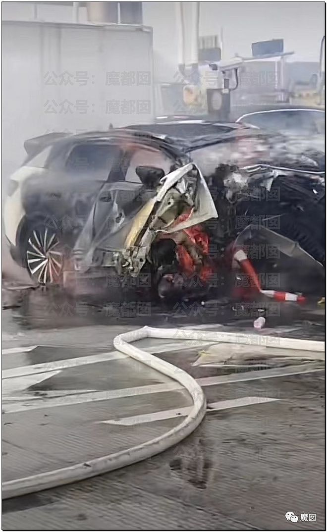 疯传！驾驶员当场死亡，网红热门新能源车撞柱粉碎+爆燃起火（组图） - 68