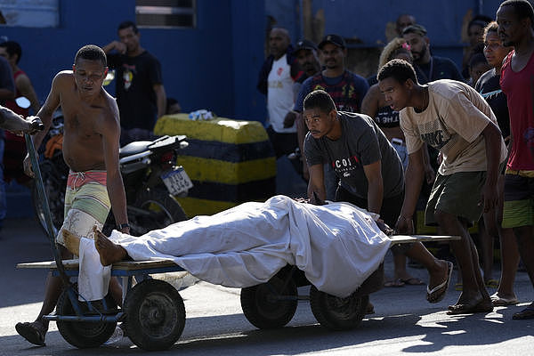 巴西警方血腥扫毒至少45死，议员痛批：贫民窟沦地狱（组图） - 2