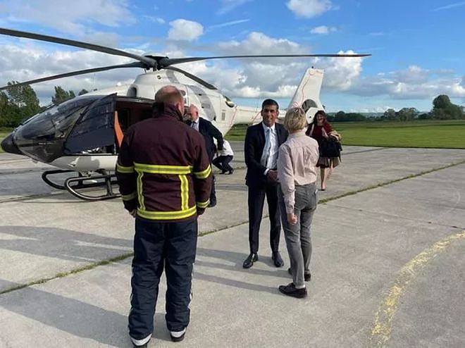 43岁英国首相坚持乘坐直升机公干惹众怒，被抨击：他就是忍不住（组图） - 3