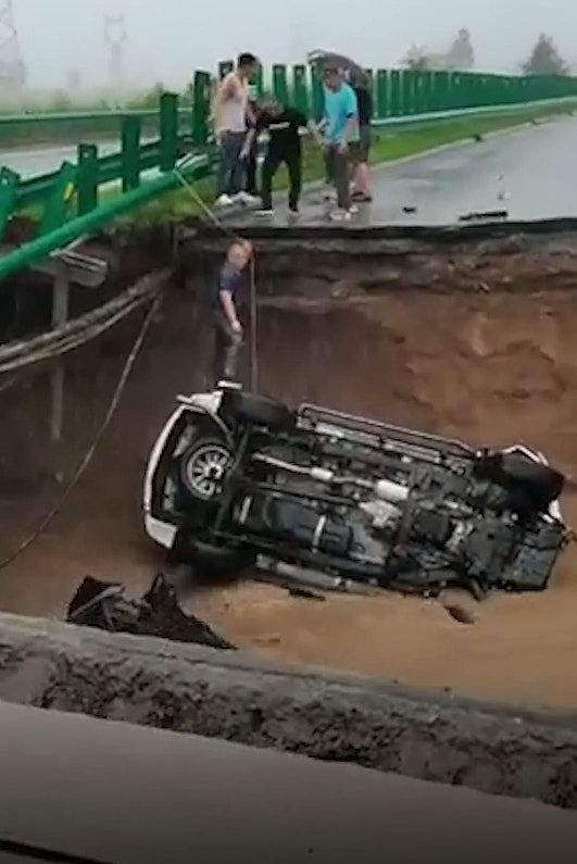 黑龙江高速桥梁坍塌，两车堕湍急水流，当局紧急实施道路管控（组图） - 4
