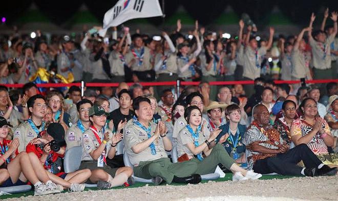 韩国总统盘腿坐后难起身，被小12岁爱妻拉起，“硅胶脸”真减龄（组图） - 2