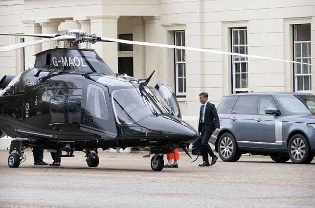 43岁英国首相坚持乘坐直升机公干惹众怒，被抨击：他就是忍不住（组图） - 5