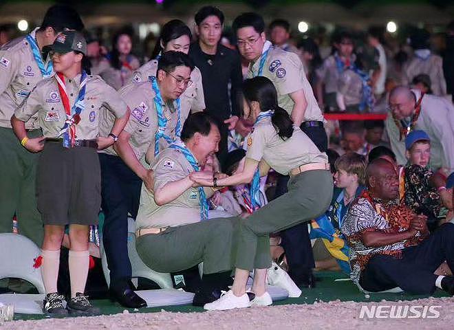 韩国总统盘腿坐后难起身，被小12岁爱妻拉起，“硅胶脸”真减龄（组图） - 3