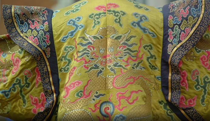 英国鉴宝节目出现龙袍！ 可拍得20万英镑！专家：北京故宫才看得到（组图） - 2