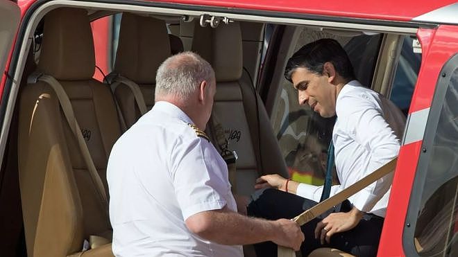 43岁英国首相坚持乘坐直升机公干惹众怒，被抨击：他就是忍不住（组图） - 1
