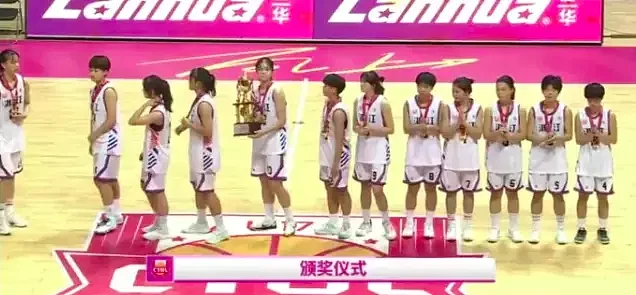 中国篮球奇葩一幕：2米27天才带队决赛赢球丢冠，对手领奖笑不出来（组图） - 6